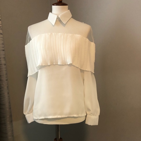 Tops - NWOT Trendy flowy blouse